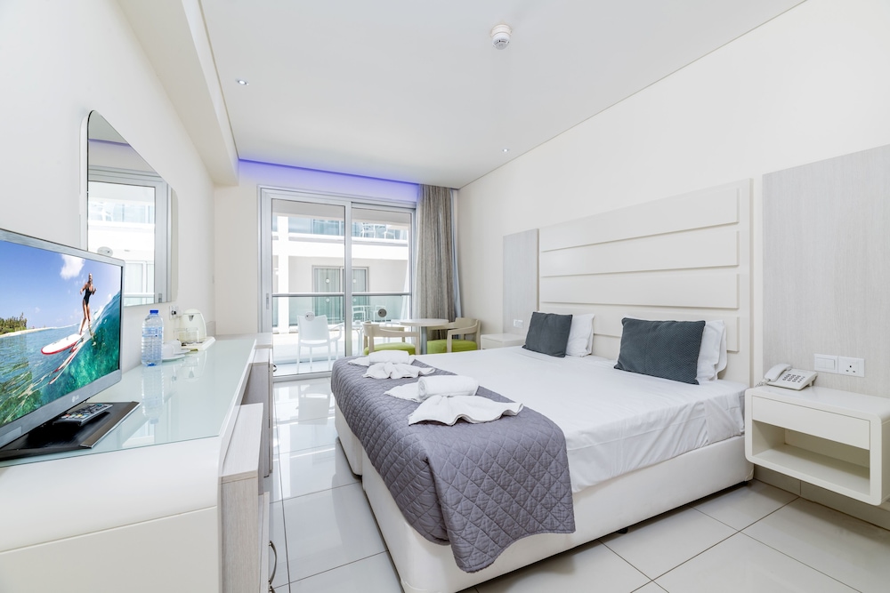 ROOM, DOUBLE OR TWIN BED, INLAND VIEW