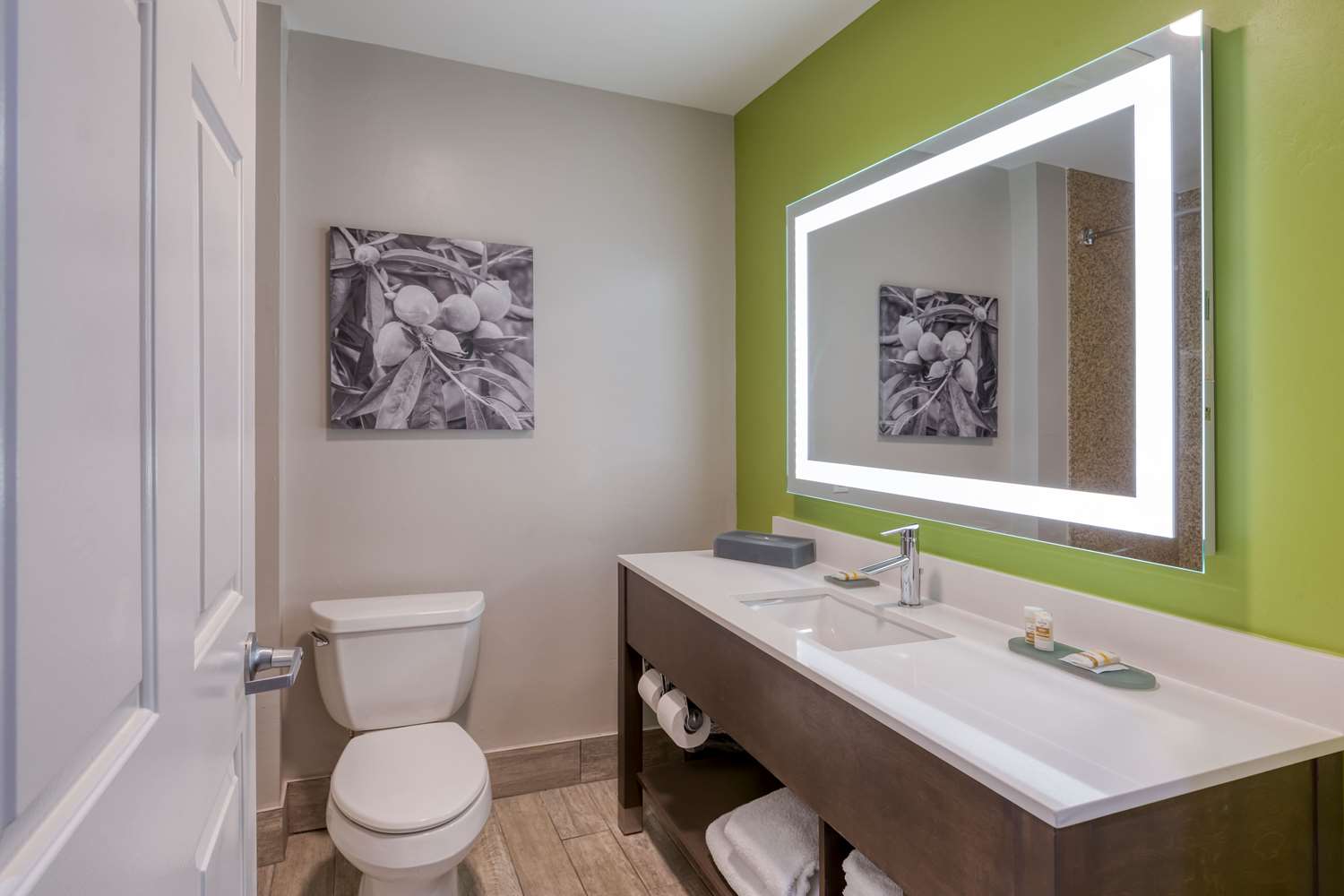 La Quinta Inn & Suites by Wyndham Visalia/Sequoia Gateway 55/60