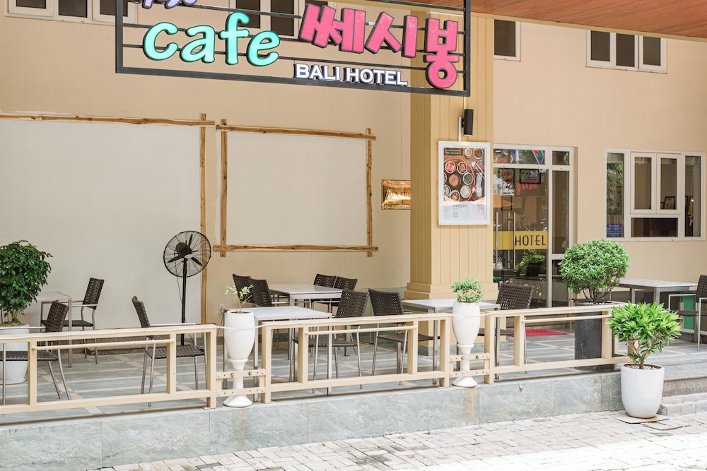 Bali Hotel 6/90