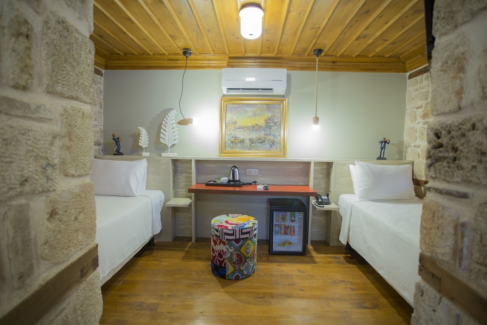 Char Me Boutique Hotel 61/77