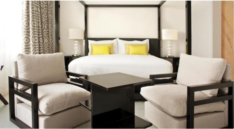 Suite, Queen Bed, Sofa