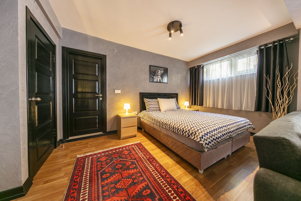 ROMANTIC, STUDIO, SUITE, QUEEN BED, GARDEN VIEW, SOFA
