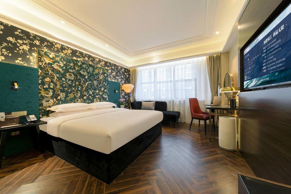 Extreme, King Bed