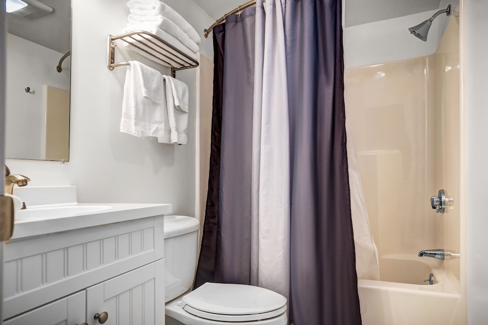 Kittery Inn and Suites 28/38