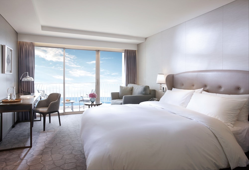 Paradise Hotel Busan 12/75