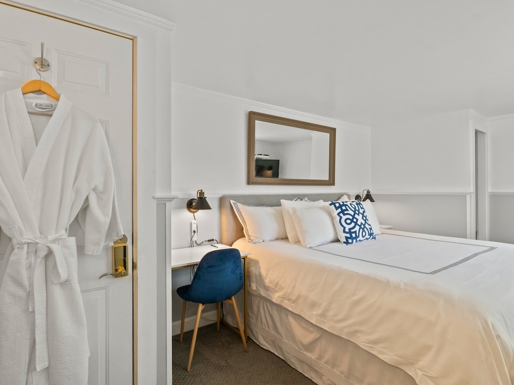 Cove Bluffs Inn 7/50