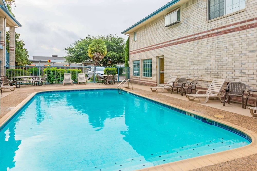 Days Inn by Wyndham San Antonio Southeast/Frost Bank Center photo3