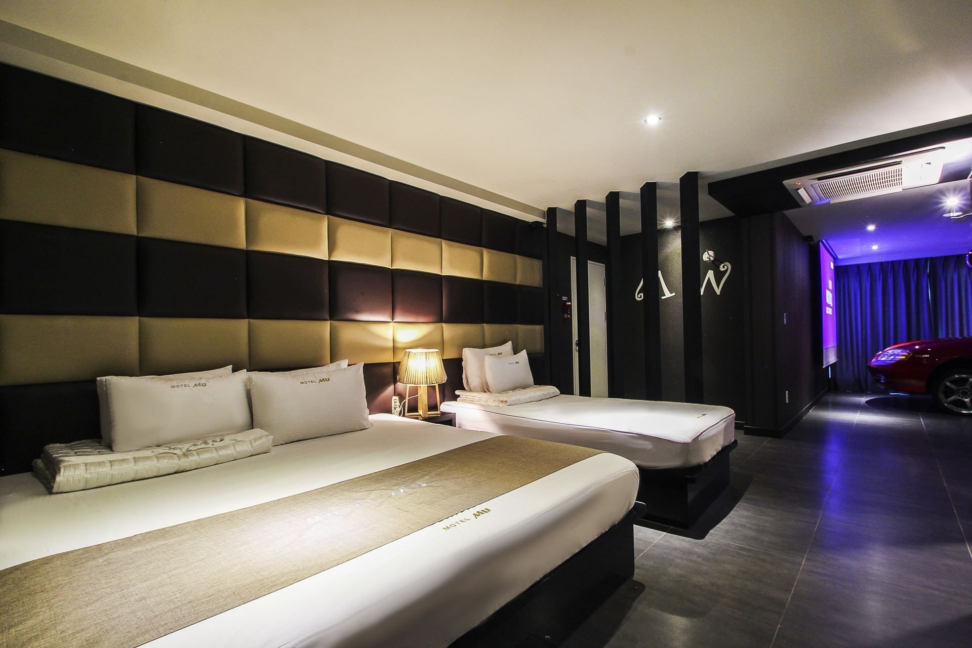DELUXE, TWIN BEDS