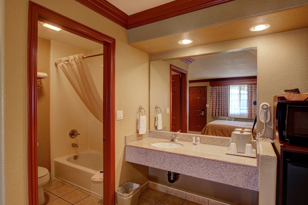 Thunderbird Lodge in Riverside 43/44