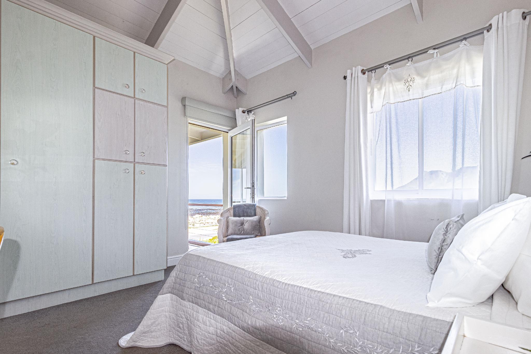 Elegant, Queen Bed
