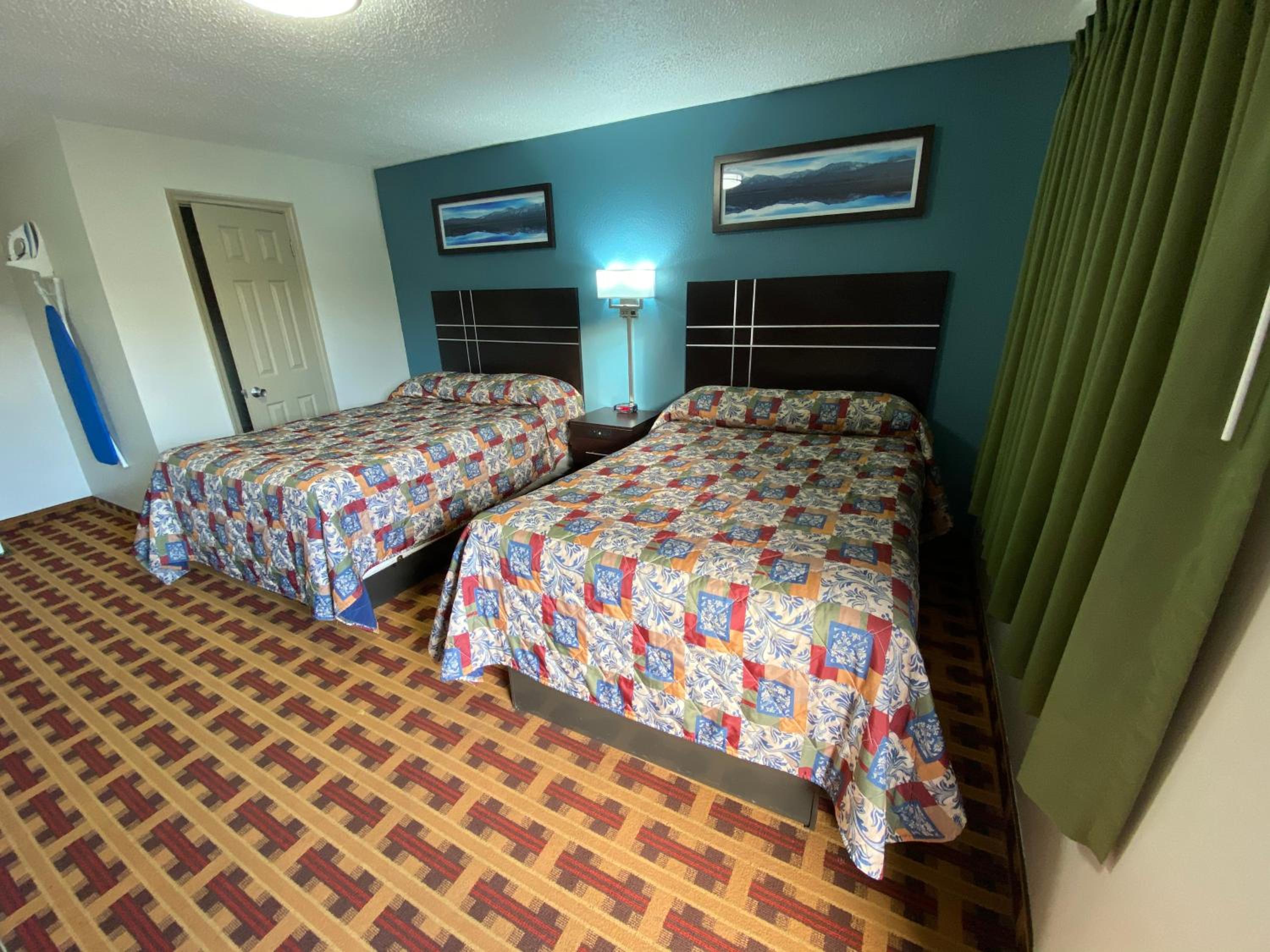 Lodge Inn 8/61