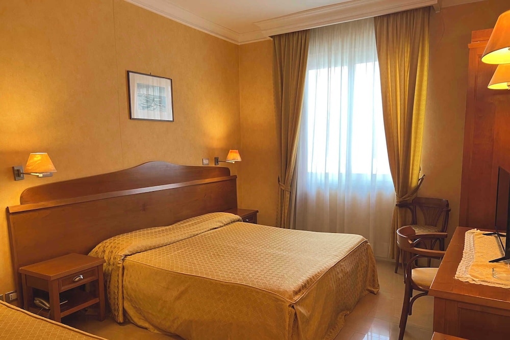 ECONOMY, DOUBLE OR TWIN BED