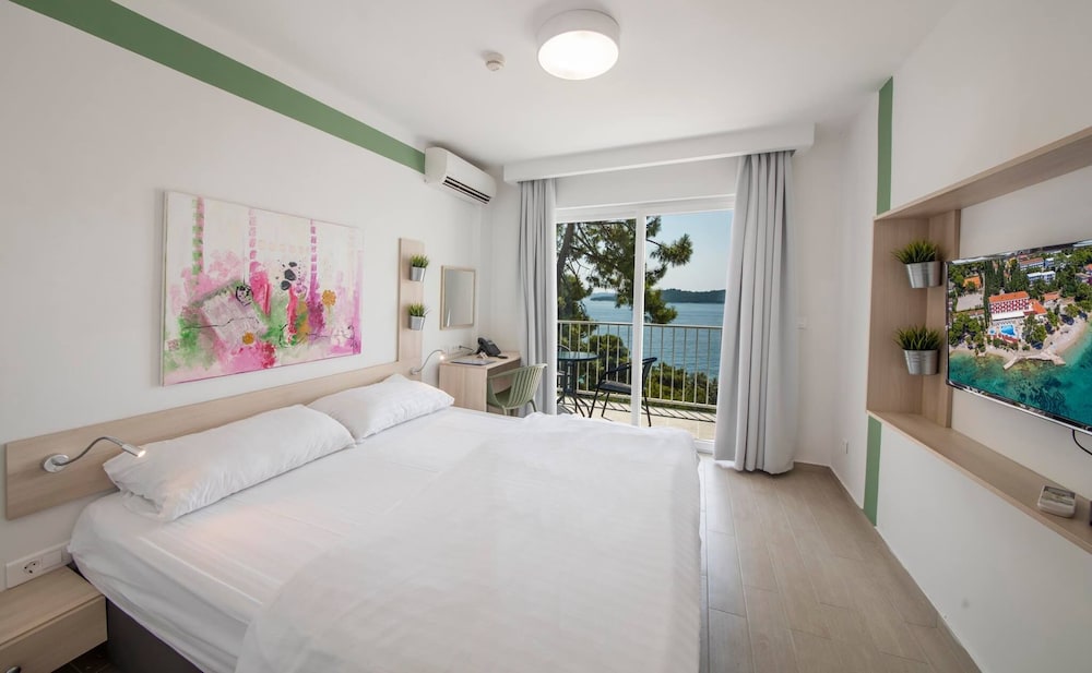 Superior, 1 Double and 1 Single Bed, Sea Side, Balcony