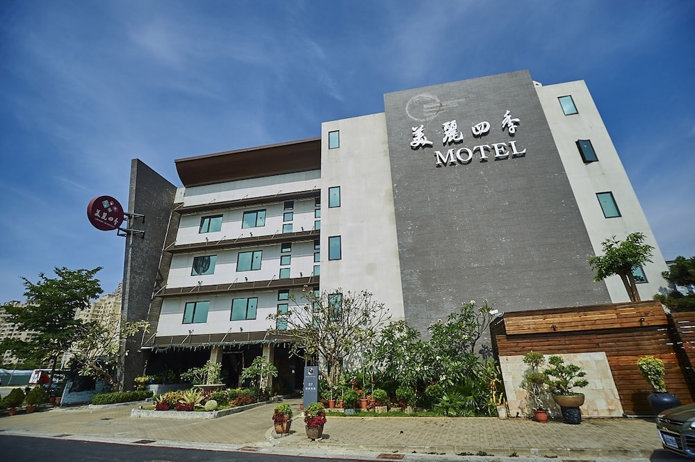 Merry Season Motel