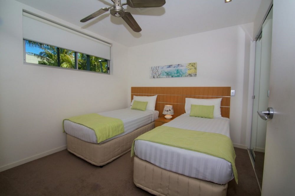 3 Bedrooms, King Bed, Queen and Twin Beds, Beach Front