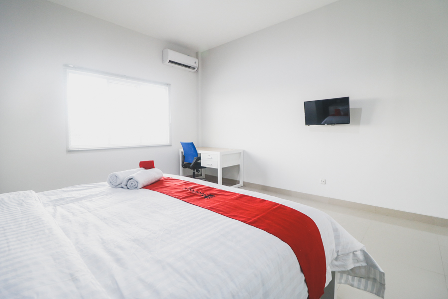 RedDoorz Plus near Living Plaza Jababeka 15/35