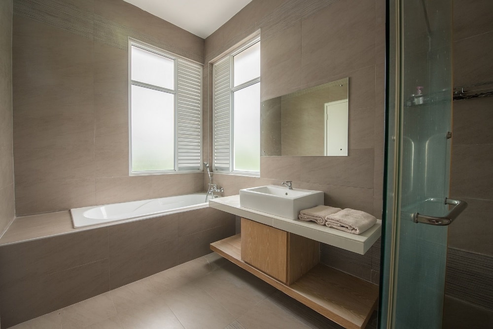 New Corner Shamrock Beach Villas Seaview 31/58