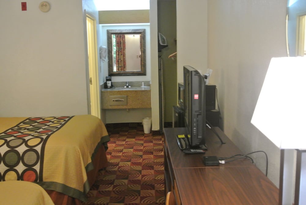 Super 8 by Wyndham Fayetteville 24/39