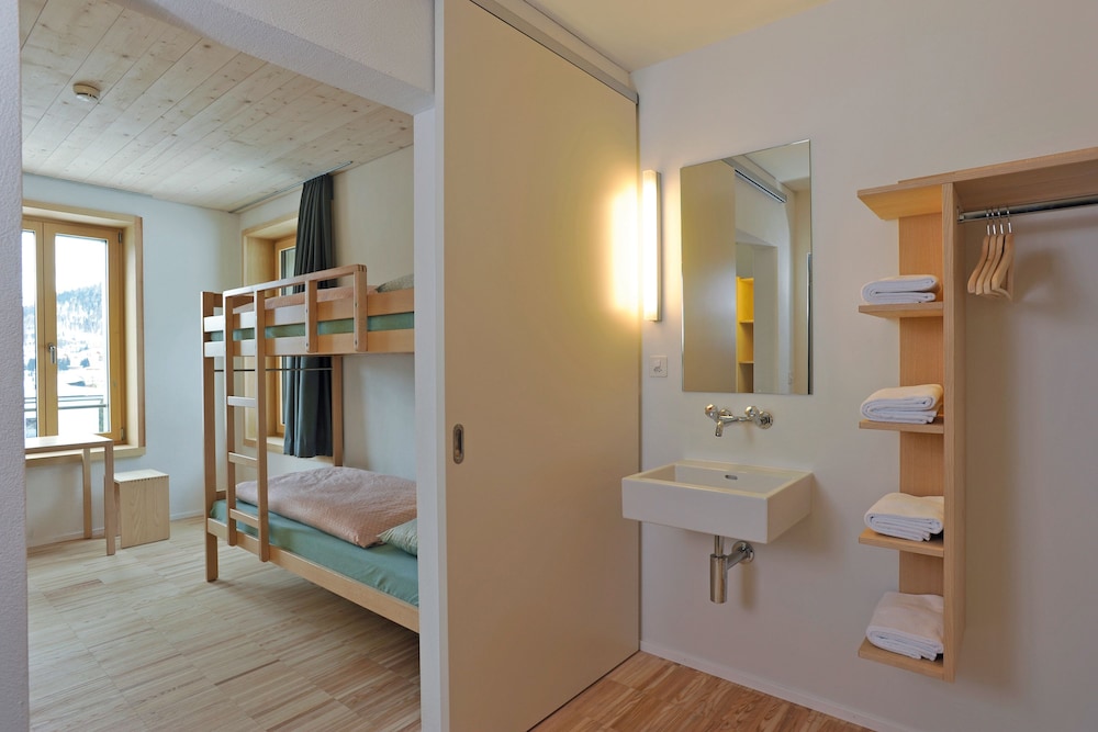 Youth Hostel 46/63