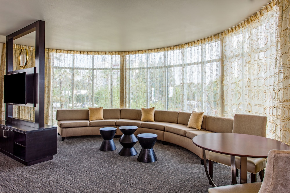 Holiday Inn Express & Suites Anaheim Resort Area 43/58