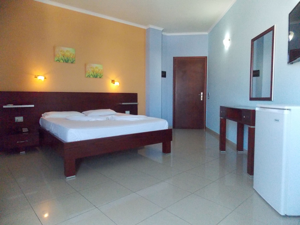 DELUXE, TRIPLE, SEA VIEW