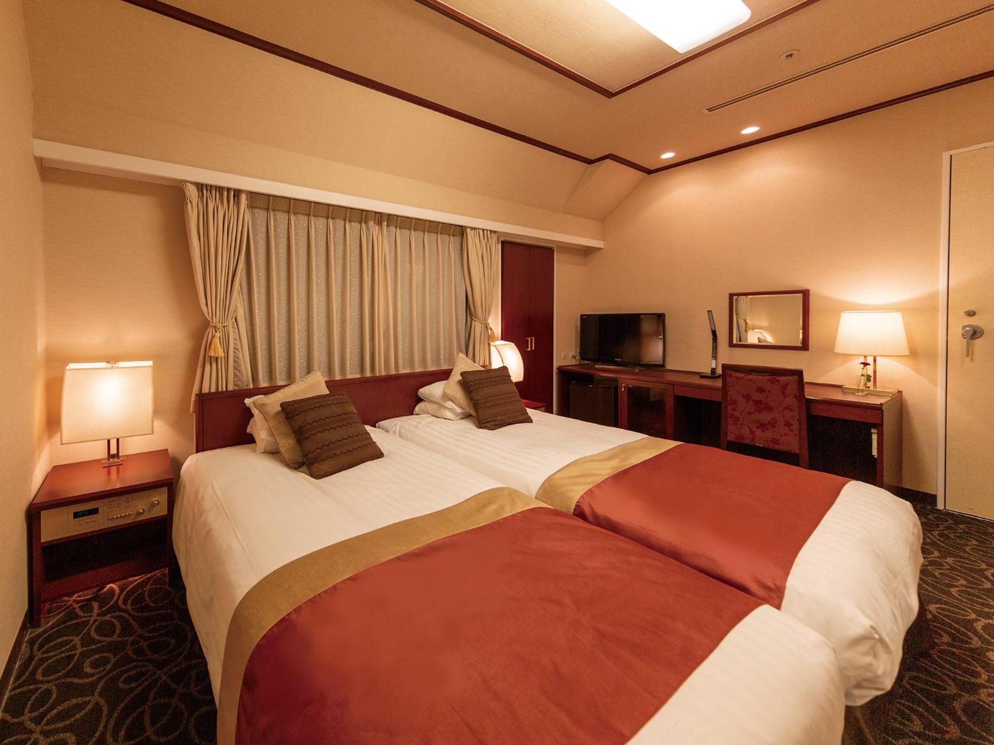 Connecting, Double and Twin Beds