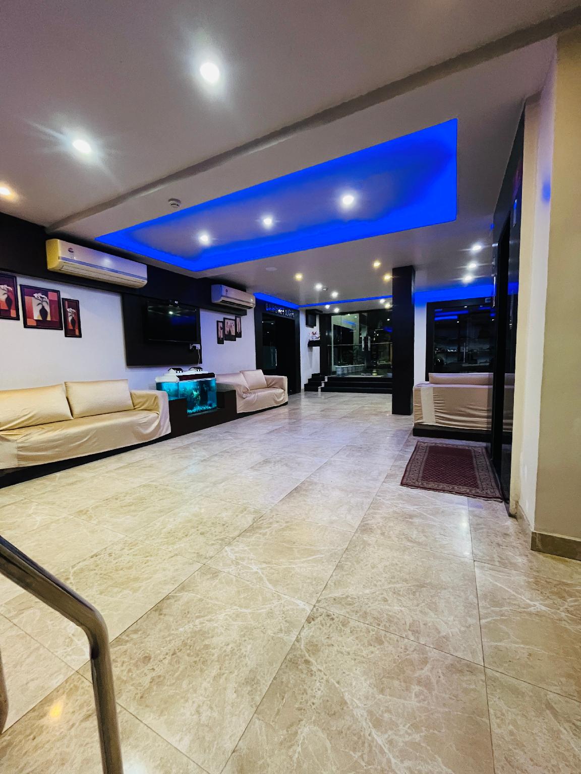 Oyo Rooms Mall Road Cantonment 40/46