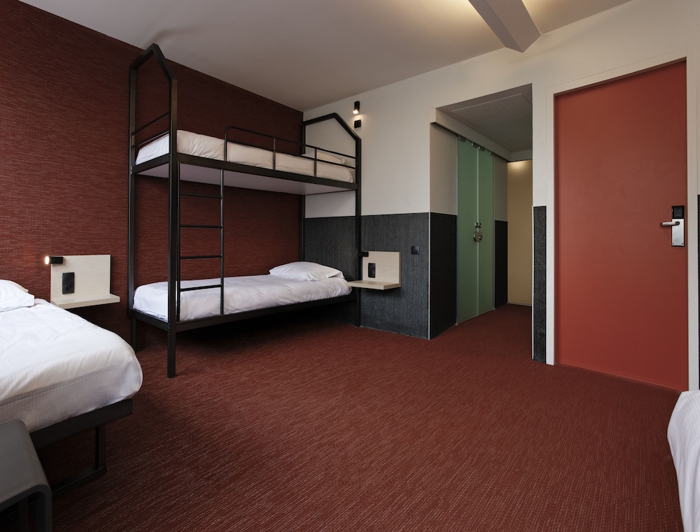 ROOM, QUADRUPLE