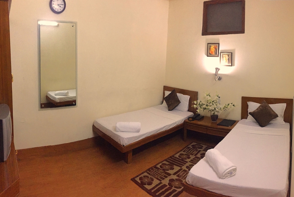 AIRPORT HOTEL. 36/56