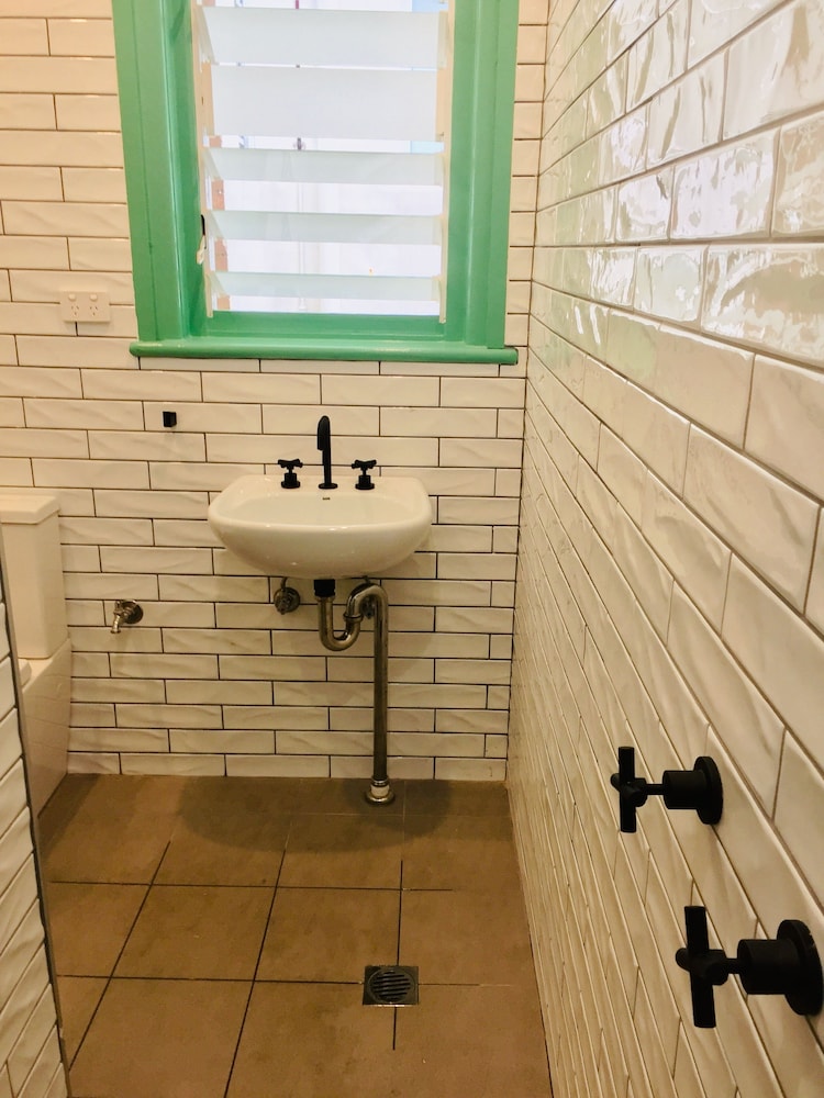 PRIVATE, SINGLE, SHARED BATHROOM