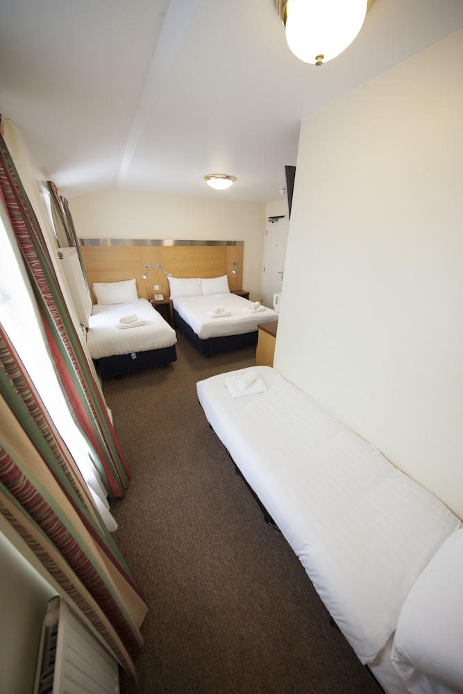 Maiden Oval Hotel 13/28