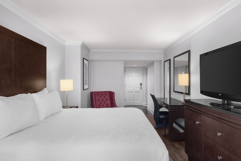 DELUXE, KING BED