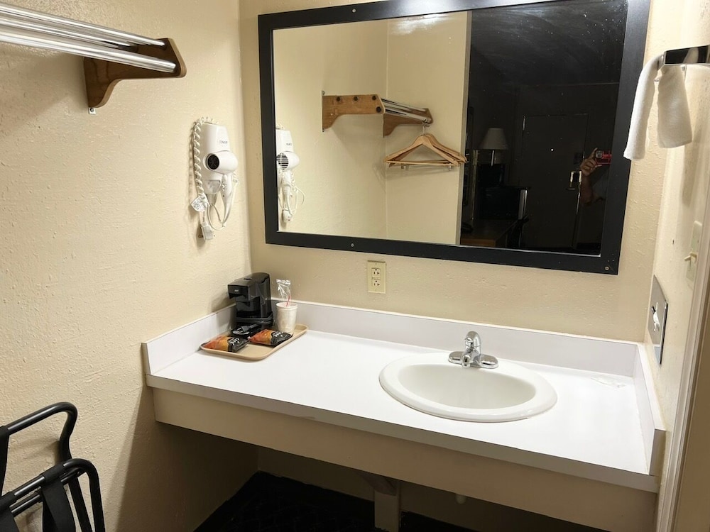 Economy Inn 44/45