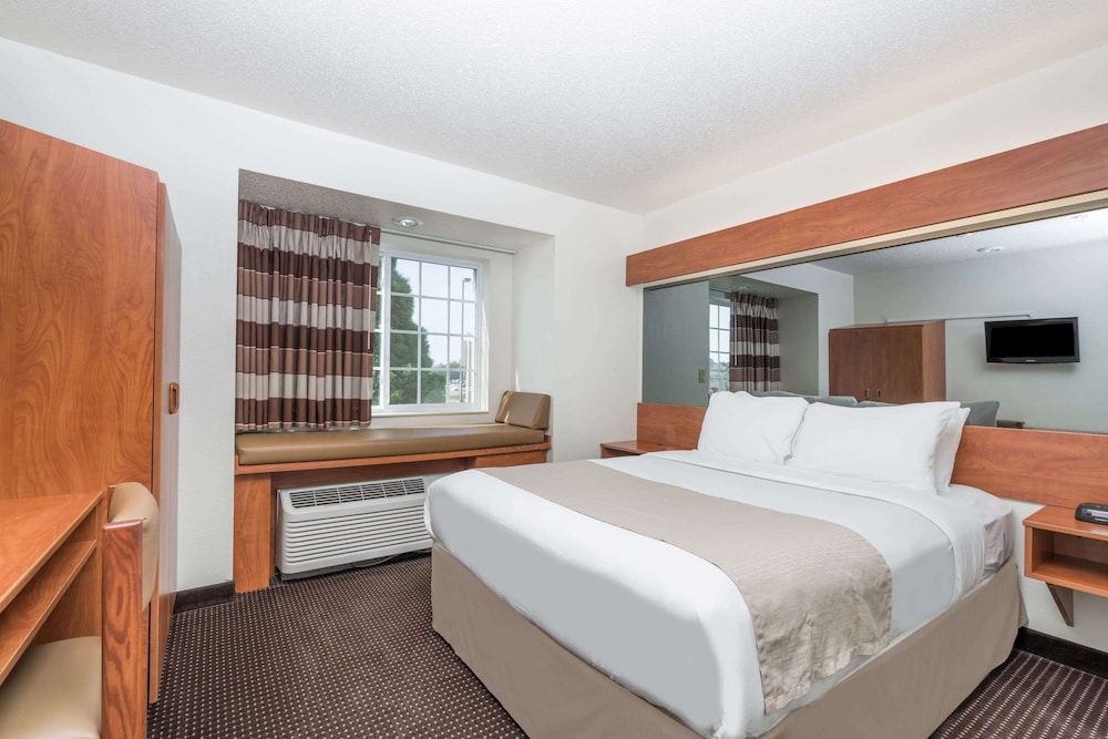 Standard, Queen Bed