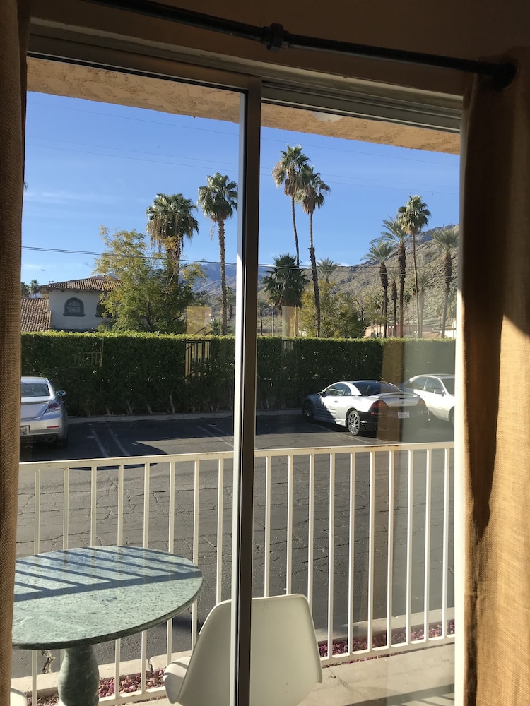 Delos Reyes Palm Springs 14/63