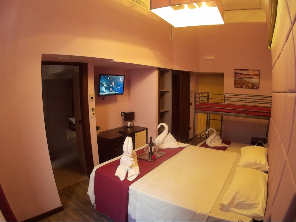 COMFORT, QUADRUPLE, MULTIPLE BEDS