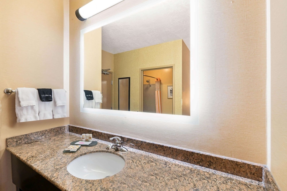 La Quinta Inn & Suites by Wyndham Logan 10/42