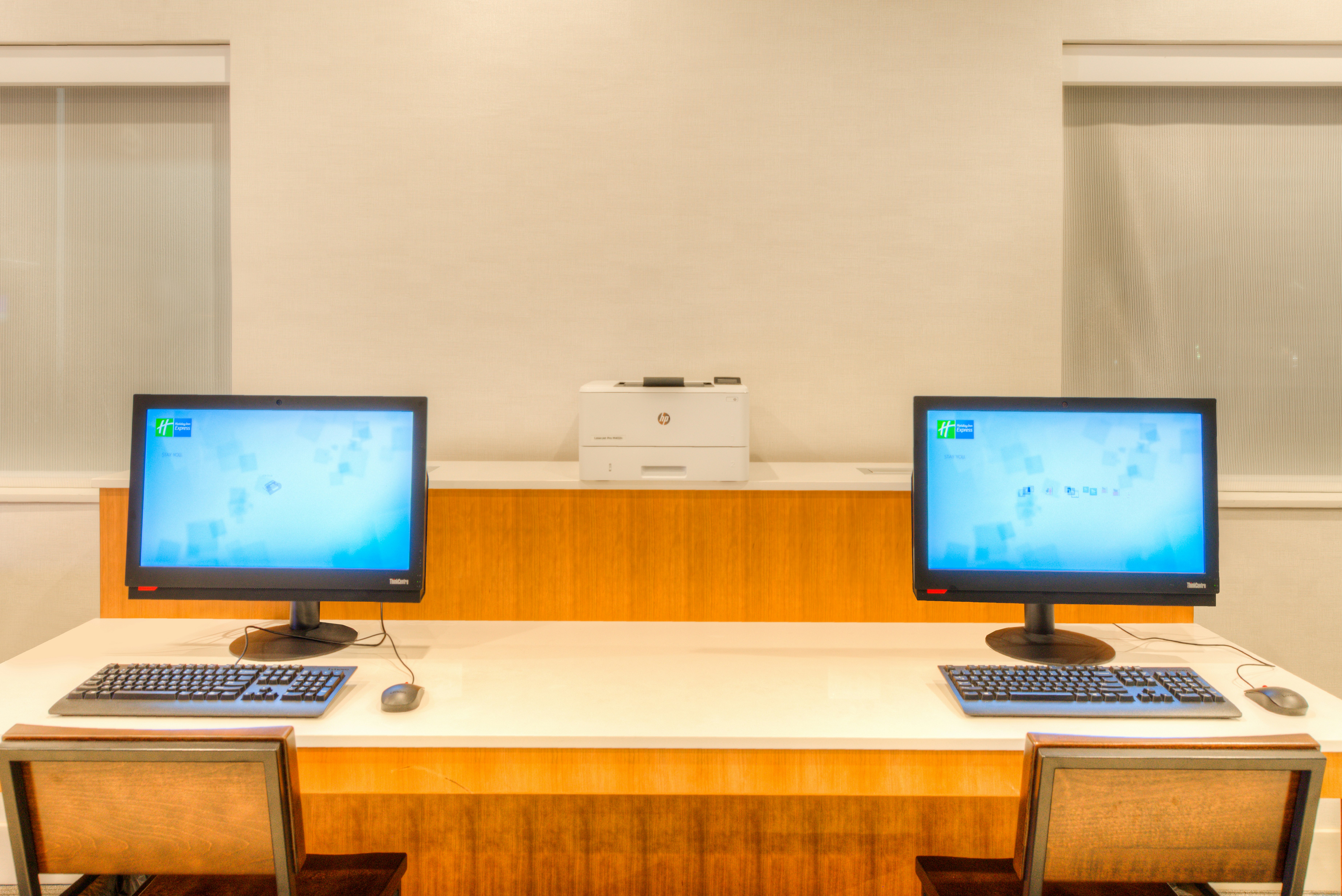 HOLIDAY INN EXPRESS NEWBERG - WINE COUNTRY 55/60