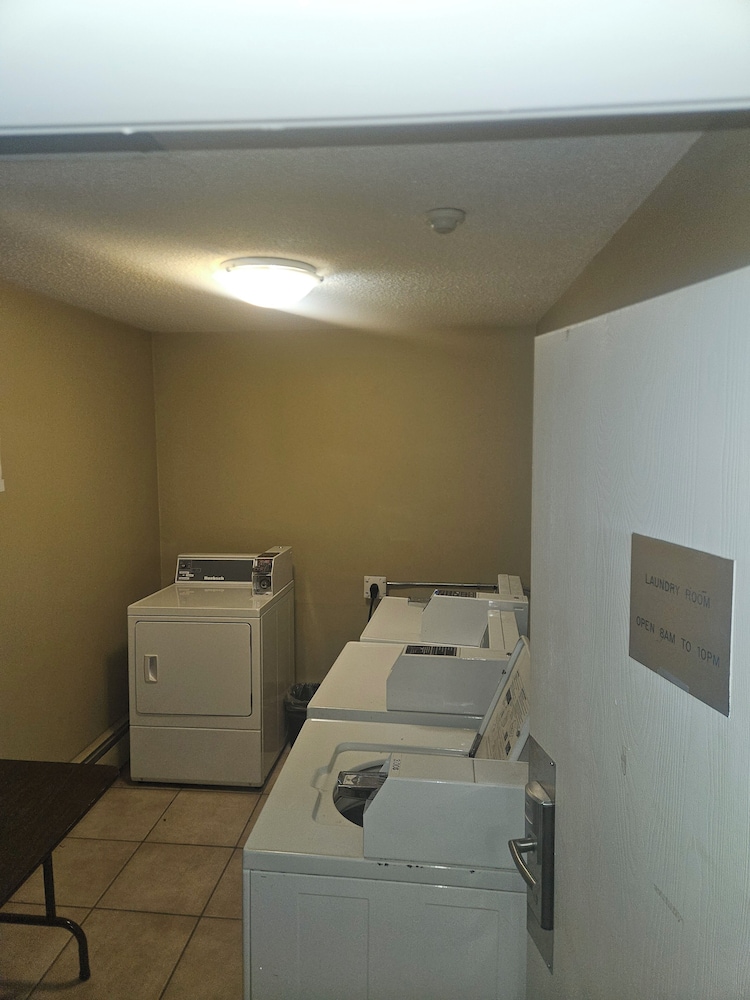 Travelodge by Wyndham Edson 2409079 Alberta Ltd. 34/53