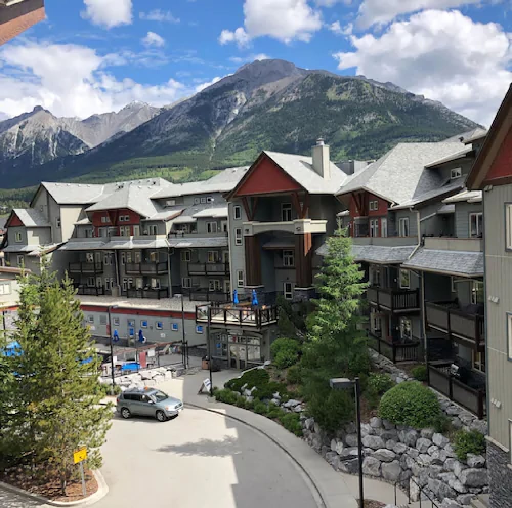 Lodges at Canmore 4/52