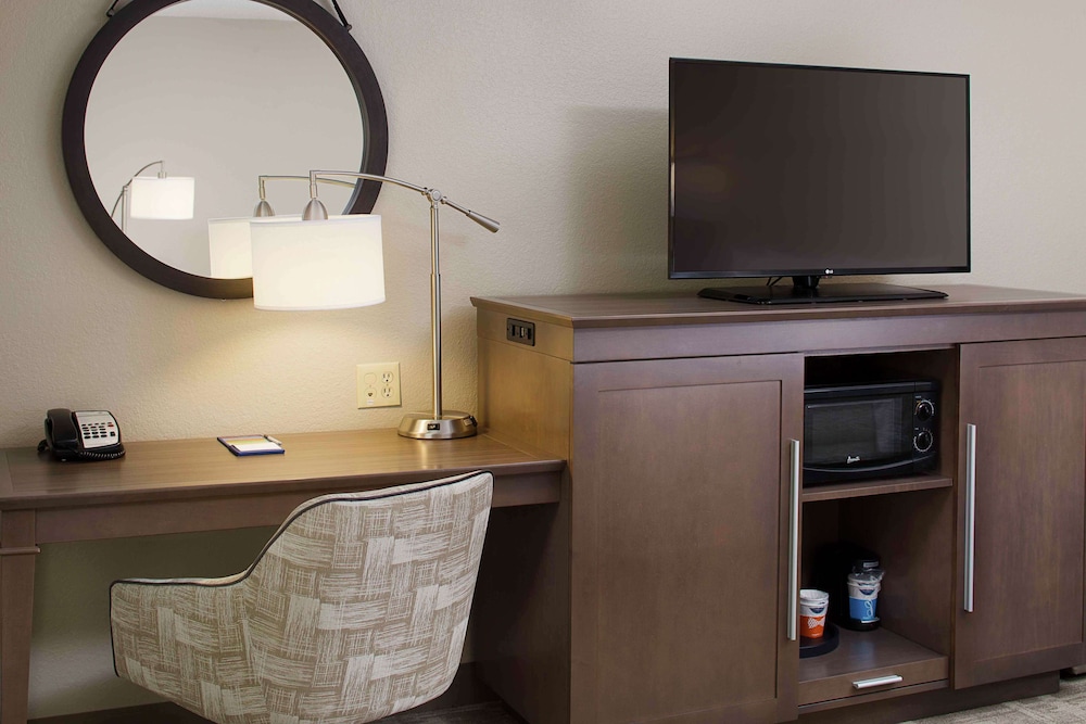 Hampton Inn Garden City Long Island, NY 8/32
