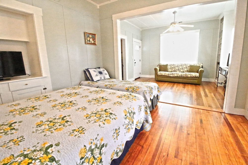 Peach Tree Inn & Suites 27/67