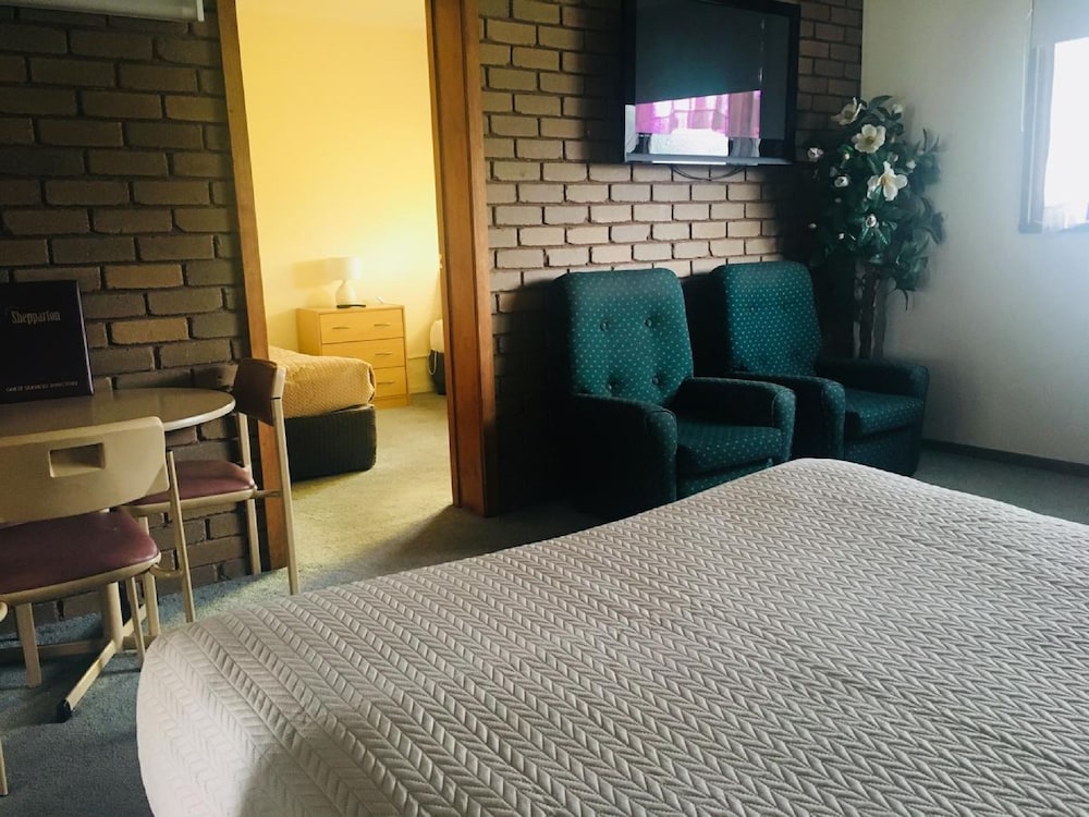 Tudor House Motor Inn 18/62