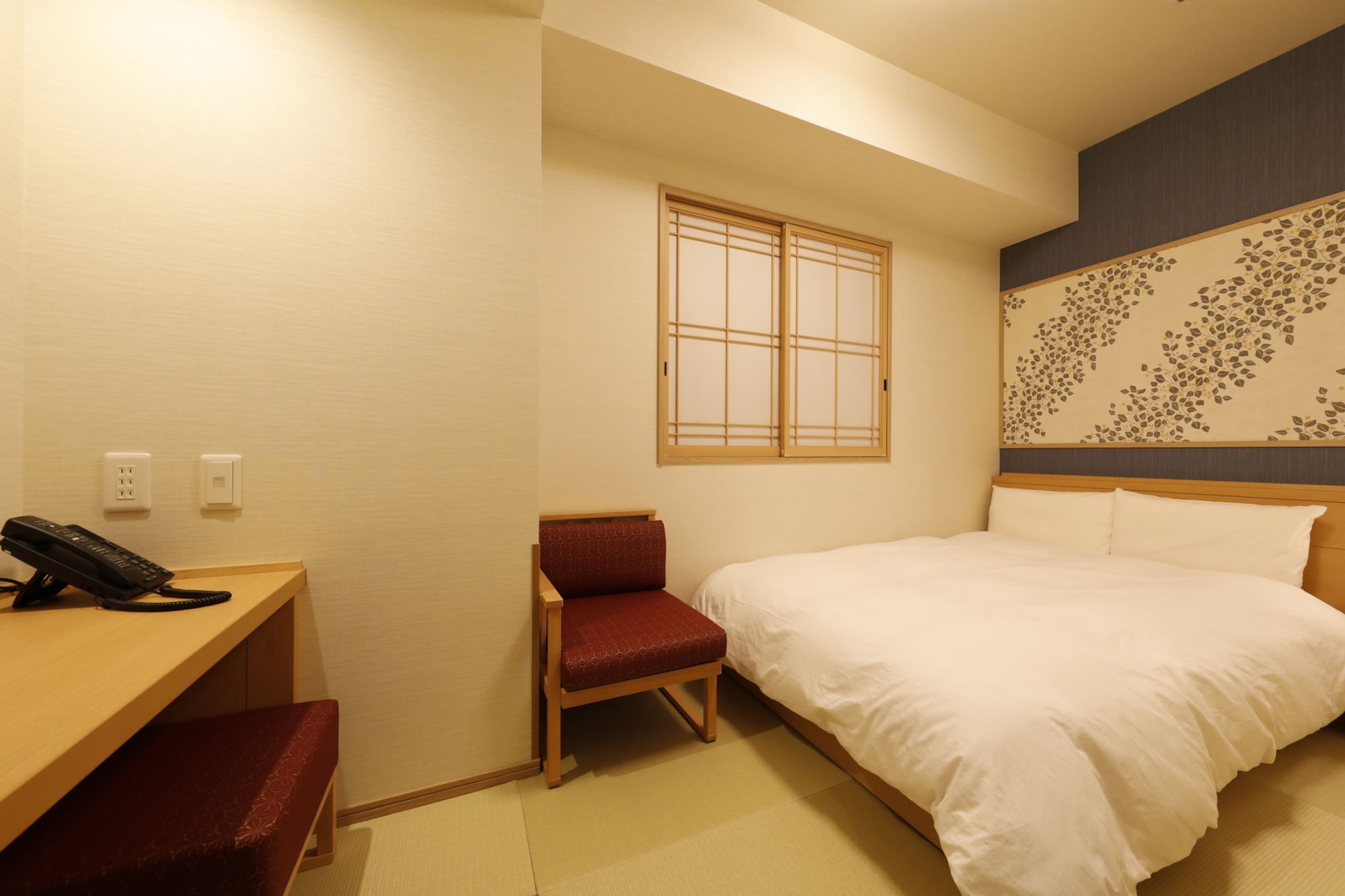 ROOM, DOUBLE BED, NO CLEANING SERVICES