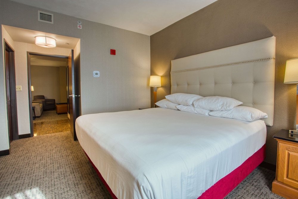 جناح بسرير كينج بغرفتين مع أريكة لذوي الإعاقة، Drury Inn & Suites Near La Cantera Parkway 4/7