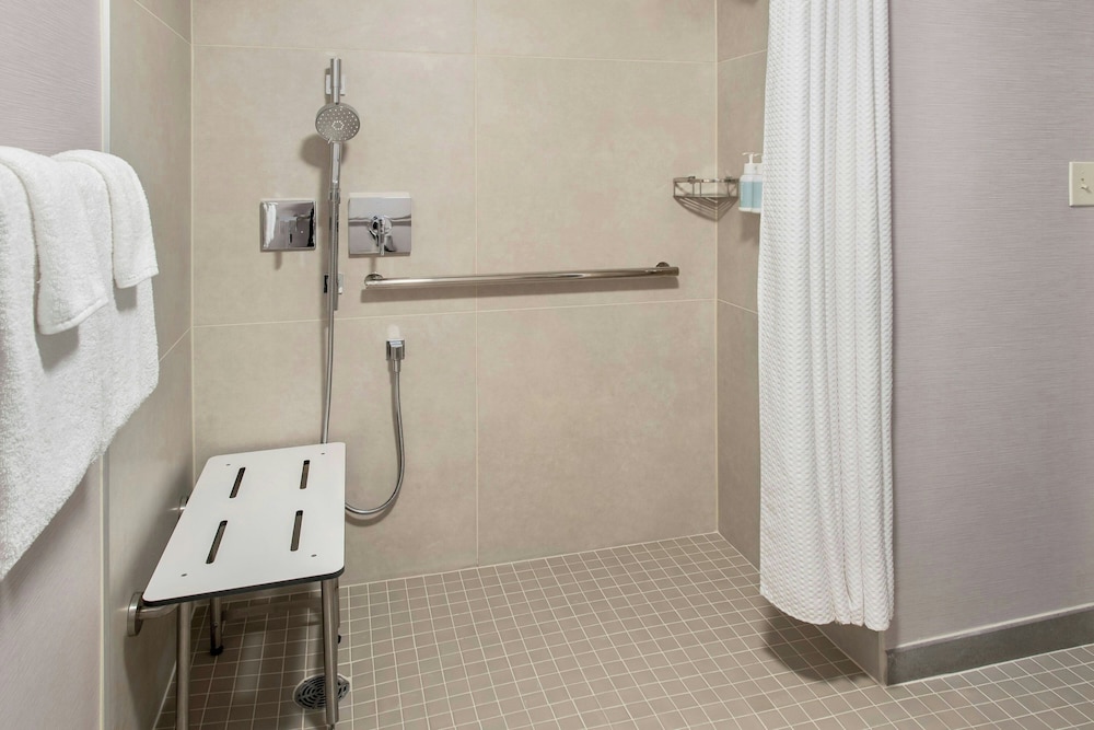 غرفة بسريرين مزدوجين لذوي الإعاقة، Courtyard By Marriott Newark Liberty International Airport 3/3