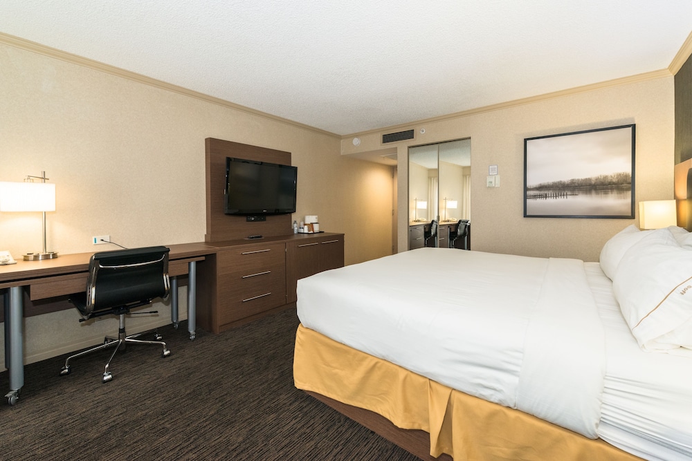 Holiday Inn Express Edmonton Downtown 24/56