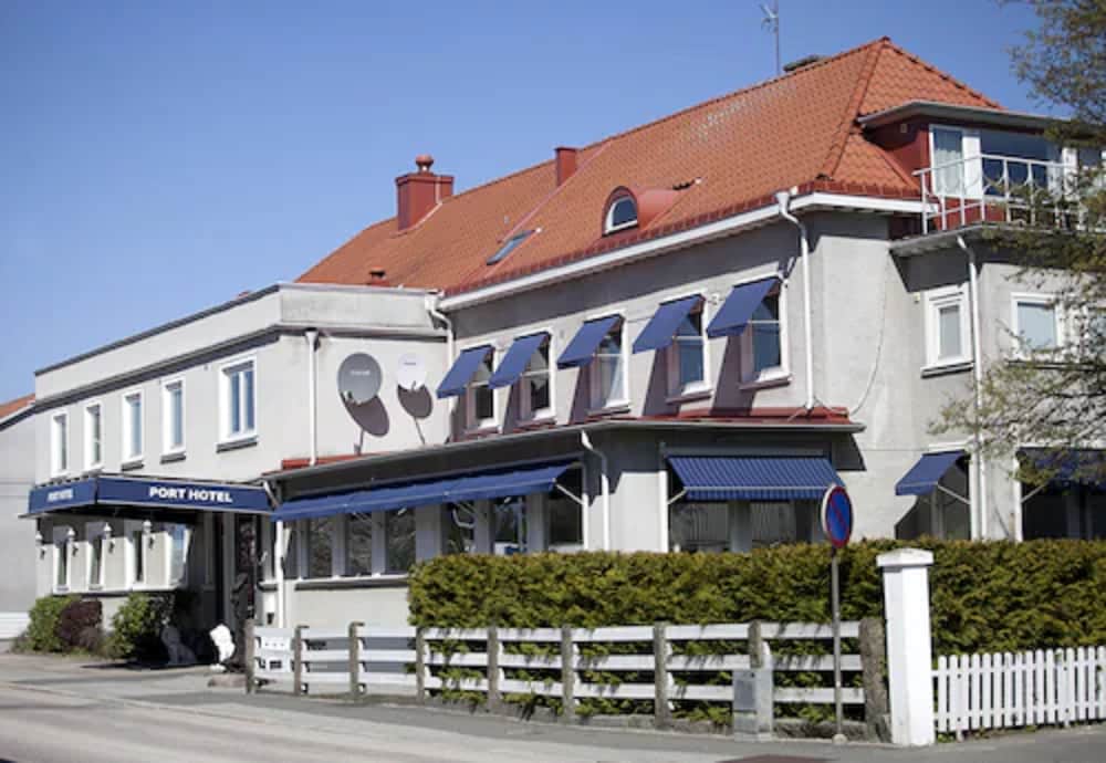 Port Hotel 2/45