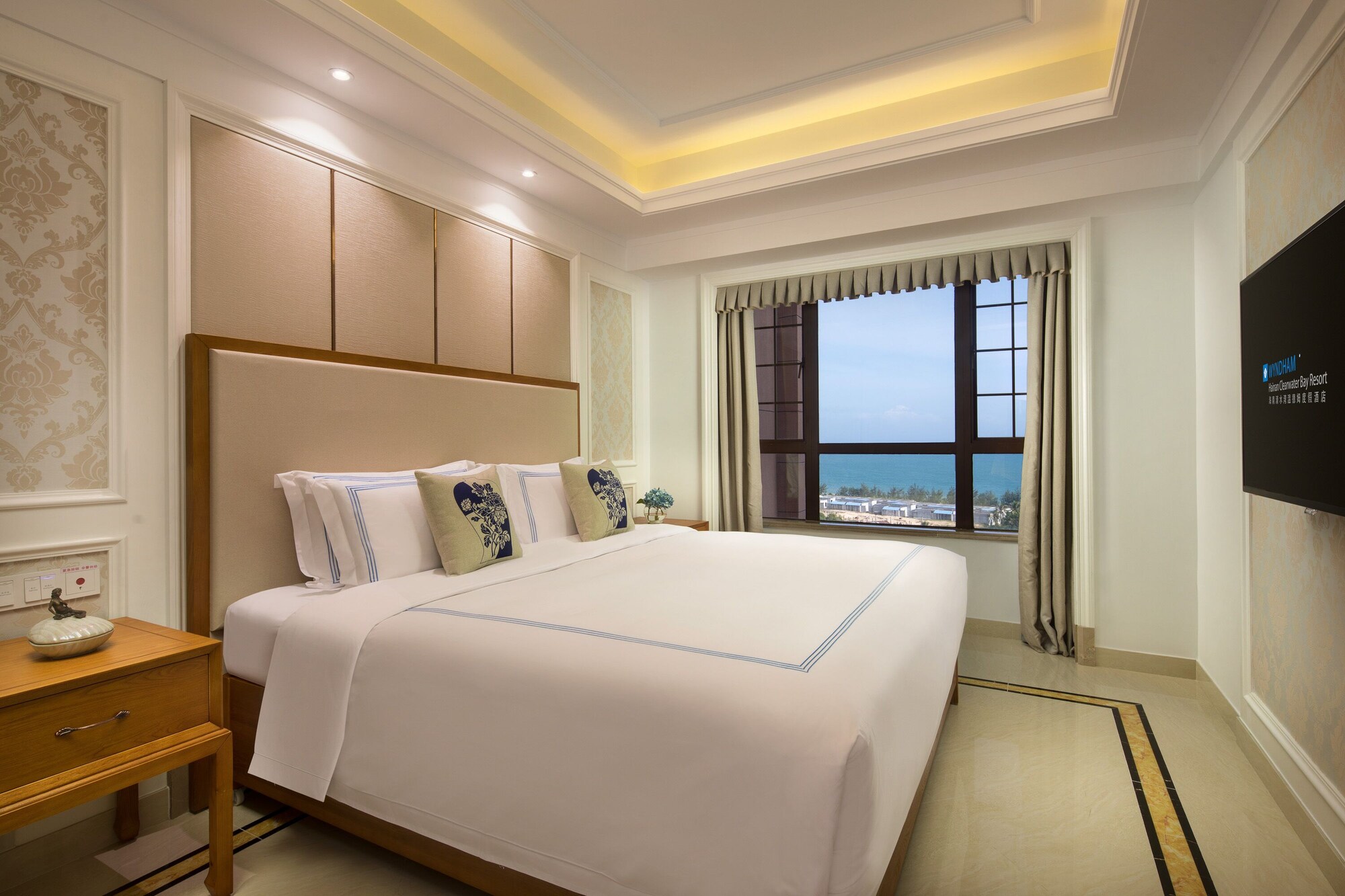 Suite, King Bed, Ocean View, Pool Side