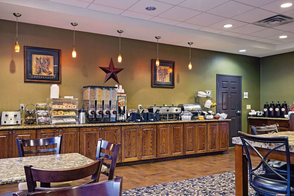 La Quinta Inn & Suites by Wyndham Fort Worth NE Mall 42/52